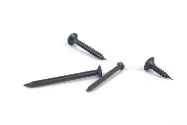 Beyaz arkaplanda çiviler