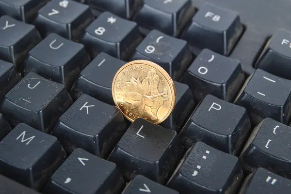 计算机键盘和硬币 — 图库照片