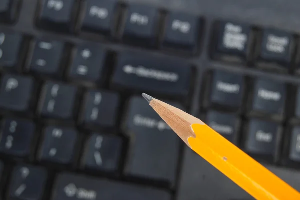 Teclado e lápis de computador — Fotografia de Stock