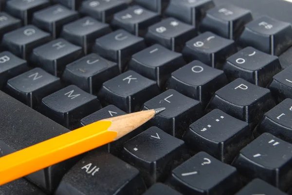 Teclado de ordenador y lápiz — Foto de Stock