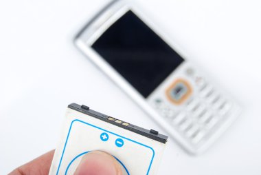 pil ve beyaz zemin üzerine telefon