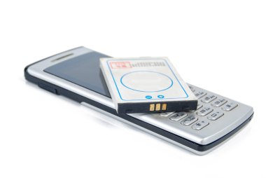 pil ve beyaz zemin üzerine telefon