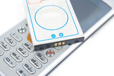 pil ve beyaz zemin üzerine telefon