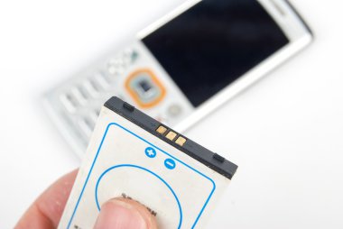 pil ve beyaz zemin üzerine telefon