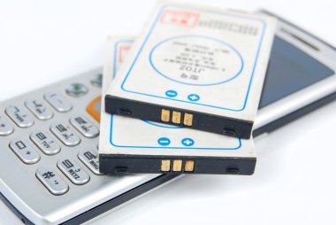 pil ve beyaz zemin üzerine telefon