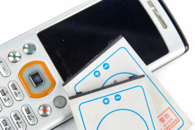 pil ve beyaz zemin üzerine telefon