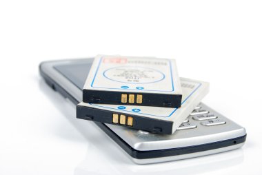 pil ve beyaz zemin üzerine telefon