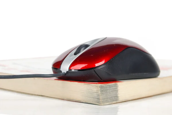 Computador mouse e livro — Fotografia de Stock