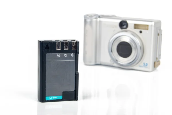 Fotocamera e batteria su sfondo bianco — Foto Stock