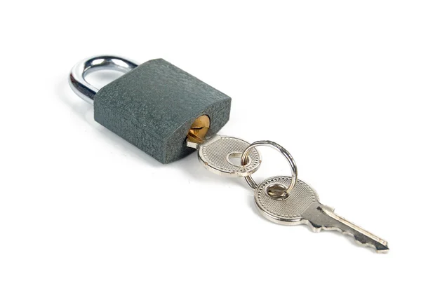 白色背景上的挂锁和钥匙 — 图库照片