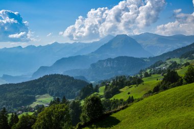 Hasliberg, İsviçre - 25 Ağustos 2019: Güneşli bir günde İsviçre 'de Hasliberg yakınlarındaki tarım arazilerine bakın