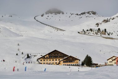 St. Moritz, İsviçre - 15 Aralık 2019: Kayakçılar Aralık 2019 'da İsviçre' nin St. Moritz kentindeki bayırlarda vakit geçiriyorlar