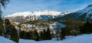 St. Moritz, İsviçre - 15 Aralık 2019: İsviçre 'nin Engadin Vadisi' ndeki ünlü St. Moritz manzarası