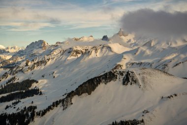 İsviçre 'de Schwyz kantonundaki Stoos kayak merkezindeki Klingenstock' un tepesine giden kablo araba.
