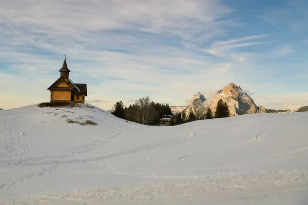 2020年2月21日スイス ストゥス市 冬の間のスイス ストゥス市の小さな木造教会 — ストック写真
