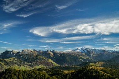 İsviçre Alplerinde güzel sonbahar manzarası