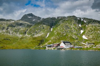 Grimselpass, İsviçre - 11 Ağustos 2019: İsviçre 'de Grimselpass' ın tepesindeki otopark