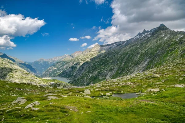 Vista Sobre Hermosas Montañas Pequeño Lago Grimselpass Los Alpes Suizos — Foto de Stock