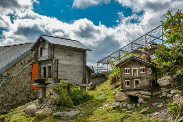 グリムセルパス スイス 8月11 2019 夏の間 スイスのグリムセルパスの上にマートを収容する小さな木造住宅2019 — ストック写真