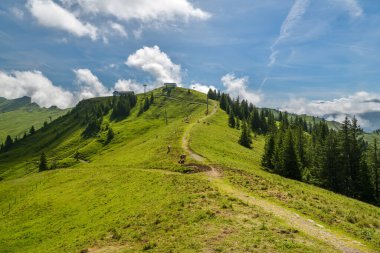 Oberiberg, İsviçre - 1 Ağustos 2019: Güneşli bir yaz gününde İsviçre 'nin Oberiberg kentindeki teleferiğe giden yol