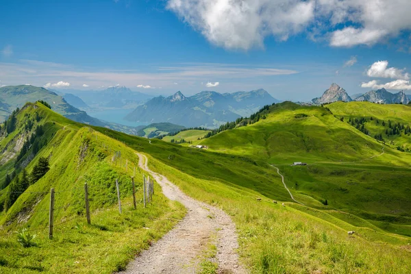 美しい景色を背景にスイスアルプスの尾根を歩く歩道 — ストック写真