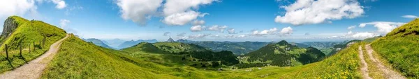 スイスのHoch Ybrigの尾根を歩く歩道 — ストック写真