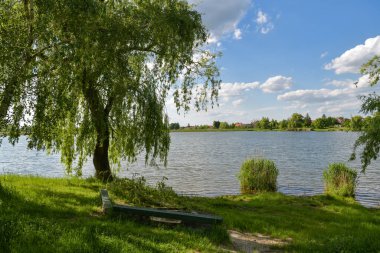 Kuchyna, Slovakya - 22 Mayıs 2022: Slovakya 'nın küçük bir köyü olan Kuchyna Gölü