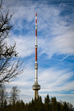 Uetliberg, İsviçre - 16 Şubat 2020: İsviçre 'deki Uetliberg zirvesinin tepesindeki haberleşme kulesi