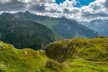 İsviçre 'deki güzel İsviçre Alpleri Grimselpass yüksek dağ geçitlerinden görülmektedir.