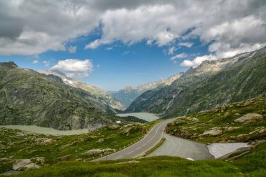 Grimselpass, İsviçre - 11 Ağustos 2019: 2019 yazında İsviçre 'de yüksek dağ geçidi Grimselpass' taki Grimselsee Gölü manzarası