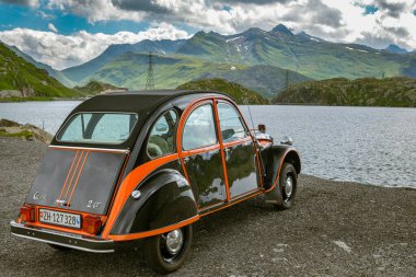 Grimselpass, İsviçre - 11 Ağustos 2019: Grimselpass, İsviçre 'de Totensee Gölü' ne yakın park edilmiş eski model araba