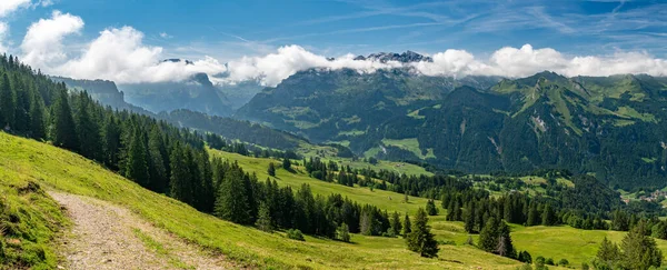 スイスアルプスの高峰を望む絶景 Ybrig — ストック写真