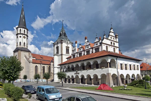 Levoca - stadhuis en Sint jacob s kerk — Stockfoto