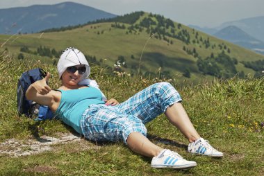 kadın bir çim üzerinde yalan