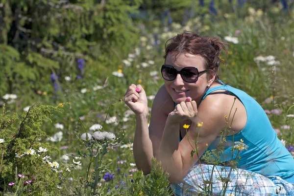 Vrouw buiten — Stockfoto