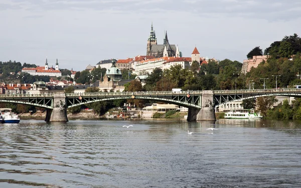 Castello di Praga e fiume Moldava — Foto Stock