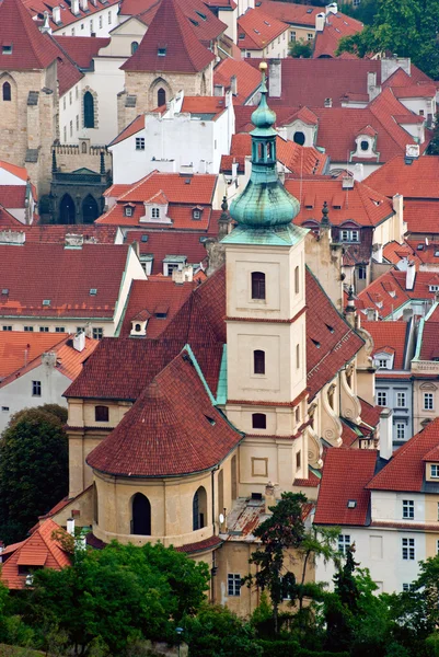 Tetők és prágai templom — Stock Fotó