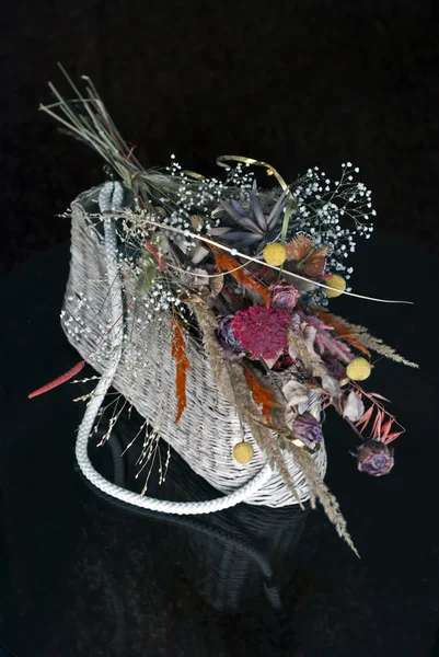 Ψάθινο καλάθι με αποξηραμένα λουλούδια — Φωτογραφία Αρχείου