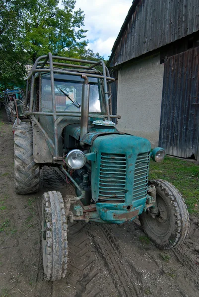 Gamle traktor – stockfoto