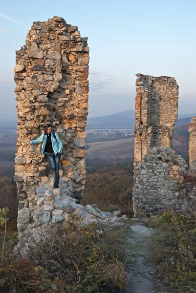 Mujer joven y ruinas del castillo — Foto de Stock