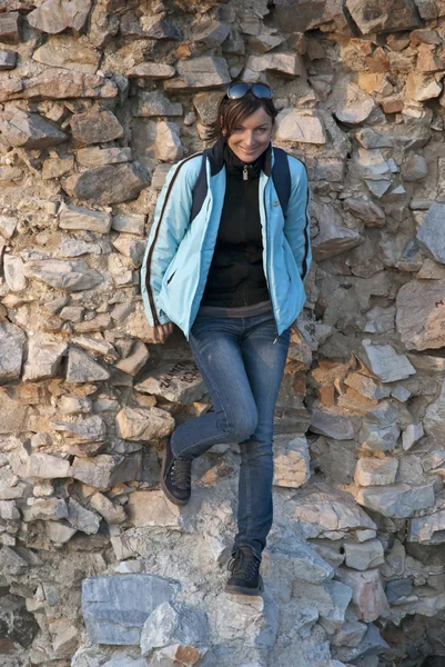 Mujer y pared de piedra — Foto de Stock