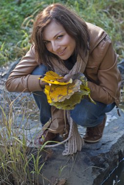 çekici sonbahar kadın ve düşen yapraklar