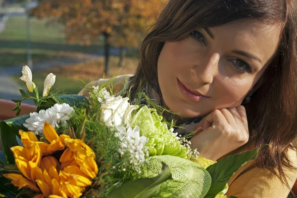Wanita muda yang cantik dengan bunga — Stok Foto