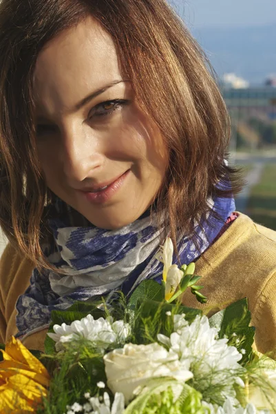 Belle femme avec bouquet dans les mains — Photo