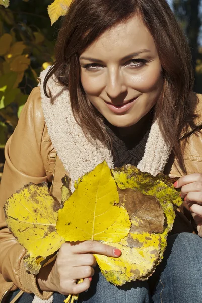 Düşen sonbahar yaprakları tutan kadın — Stok fotoğraf