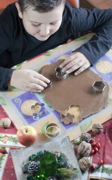 Niño haciendo galletas de Navidad — Foto de Stock