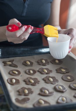 kurabiye pişirme kağıdı içinde bir tepsi üzerinde cam