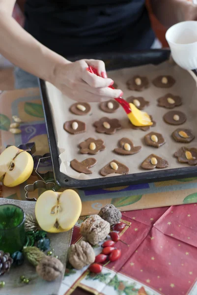 Glazing cookies on baking paper — Stock Photo, Image