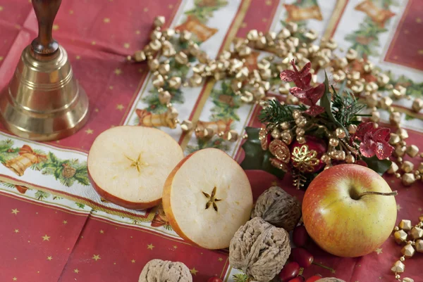 Campana y arreglo de Navidad en una mesa — Foto de Stock