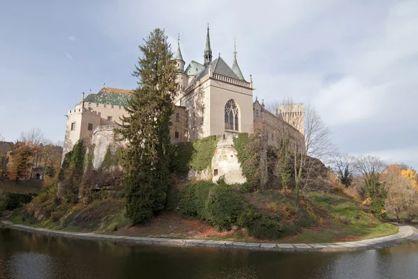 Vista panorámica del castillo de Bojnice otoño con foso en primer plano —  Fotos de Stock